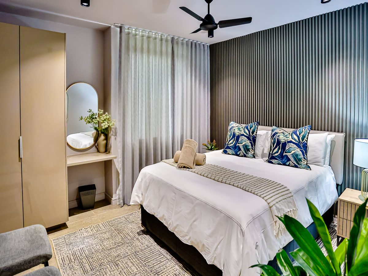 Second bedroom with a queen bed