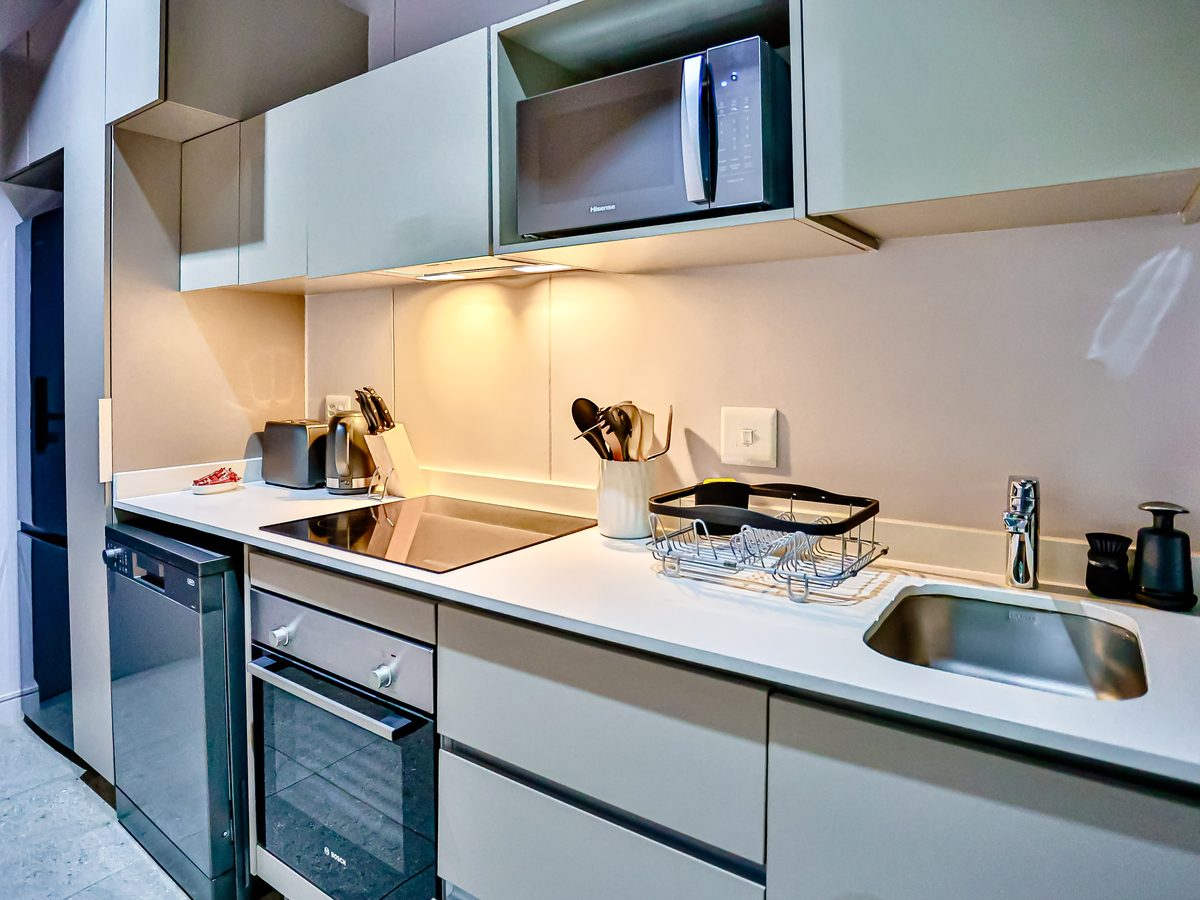 Fitted kitchen with hob, oven, dishwasher and microwave
